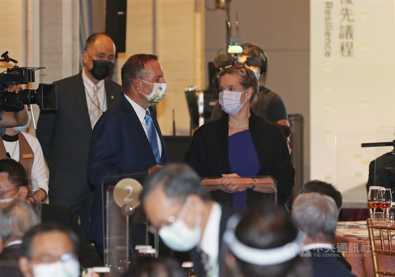 2021玉山論壇晚宴8日晚間在台北美福大飯店舉行,前澳洲總理艾波特(Tony Abbott)(後右2)應邀出席,席間艾波特與美國在台協會(AIT)台北辦事處處長孫曉雅(Sandra Oudkirk)(後右)交換意見。中央社記者裴禛攝 110年10月8日