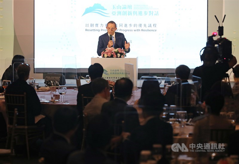 2021玉山論壇8日在台北美福大飯店登場,晚間舉行晚宴,前澳洲總理艾波特(Tony Abbott)(後中)出席並發表演說。中央社記者裴禛攝 110年10月8日