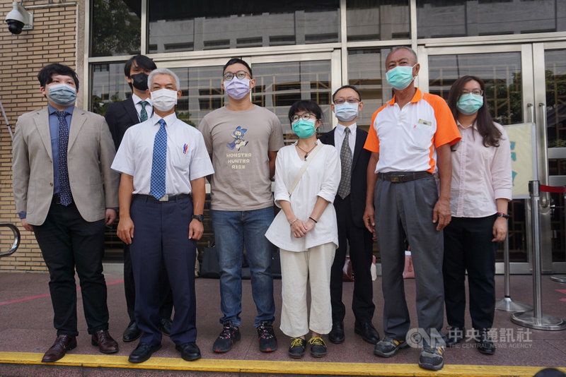太陽花學運攻占行政院案,黑色島國青年陣線成員魏揚(右5)等人涉煽惑他人犯罪遭起訴,高院更一審8日判決公訴不受理確定。魏揚對法官未做出有罪判決表示肯定,但也遺憾無法挑戰法律的根本問題。中央社記者林長順攝 110年10月8日