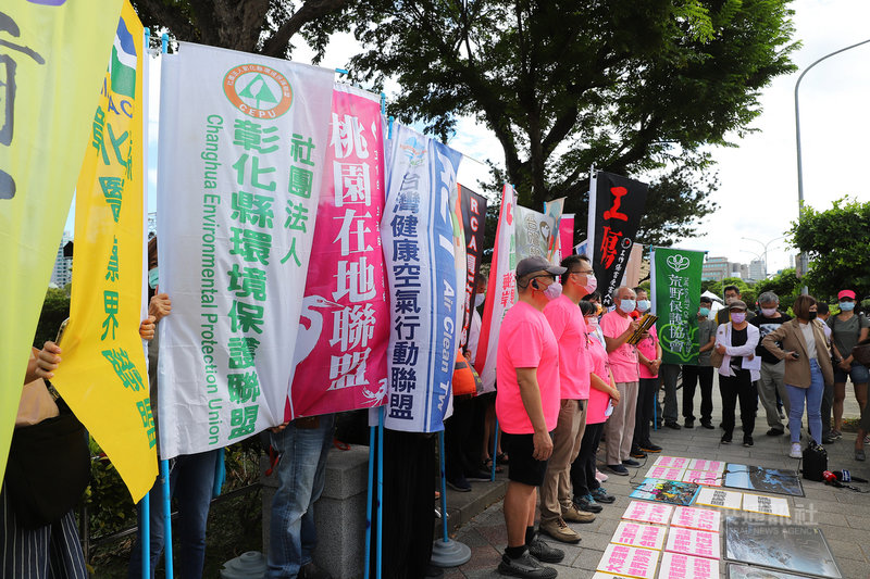 藻礁公投推動小組8日舉行「環評史上最黑暗的一天」3週年記者會,現場多名環團人士齊聲呼喊「國恥環評」、「大潭藻礁、世界珍寶」、「外推方案、忘了初心」等口號,表達立場訴求,也呼籲全民公投護藻礁。中央社實習記者蕭宇軒攝 110年10月8日