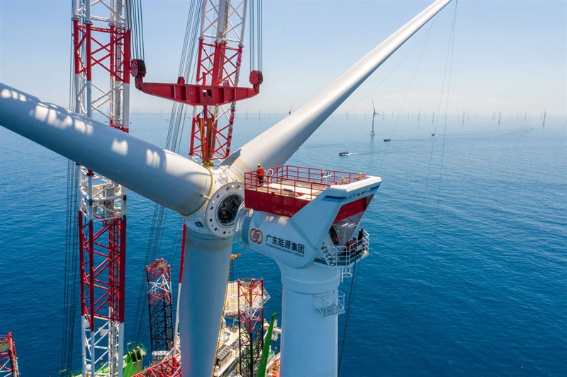 中國火力發電迄今仍佔7成,風力、太陽能等裝機量雖然持續明顯成長,但迄今與水力一樣要靠天吃飯,供電明顯不穩。圖為9月9日廣東省陽江市安裝一座大型風力發電機。(中新社)