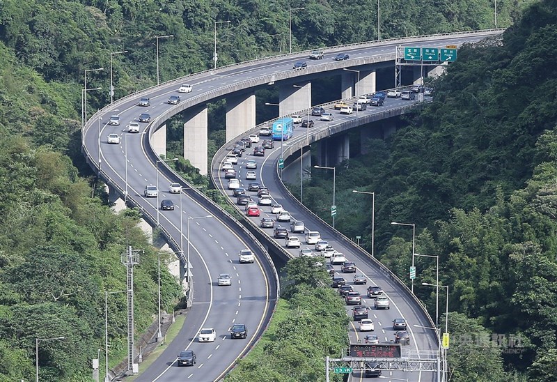 高公局公布國慶連假首日塞車6大地雷路段。(中央社檔案照片)