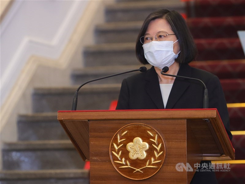 基本工資連續6年調漲,總統蔡英文指出,政府應將經濟成長果實回饋勞工。(中央社檔案照片)