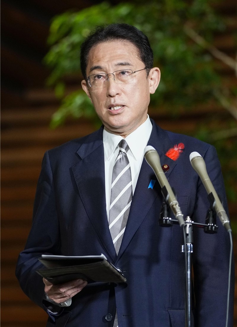 日本新任首相岸田文雄(圖)8日與中國國家主席習近平通話。(共同社)