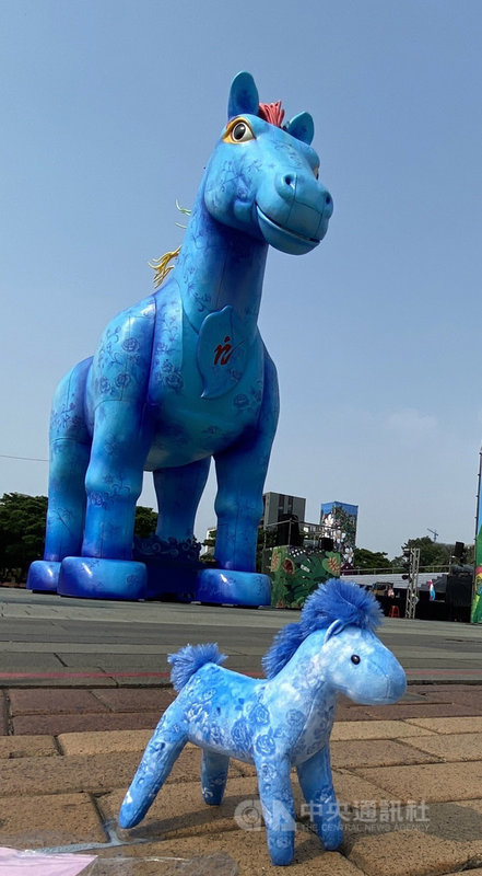 客家委員會與紙風車劇團合製的客家親子劇「雨馬」,8日至10日一連3天在總統府前北廣場展開燈光秀,民眾只要拍照上傳打卡至紙風車劇團臉書,就有機會將可愛的小雨馬帶回家。(客委會提供)中央社記者楊淑閔傳真 110年10月8日