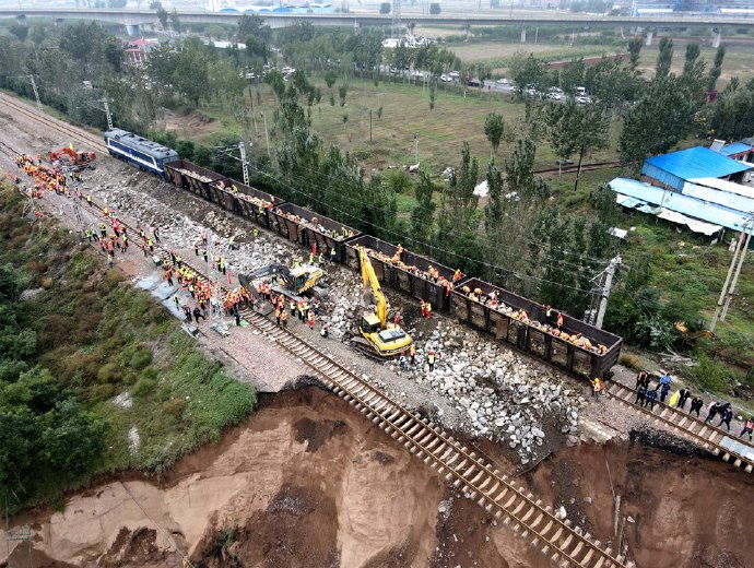 受持續降雨影響,山溪南同蒲鐵路祁縣至東觀間昌源河大橋橋台6日被沖垮,枕木懸空,影響行車,目前搶修仍在進行中。(圖取自weibo.com/shanxigov)