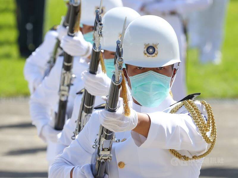 行政院4日表示，正面支持軍公教明年薪資調整。（中央社檔案照片）