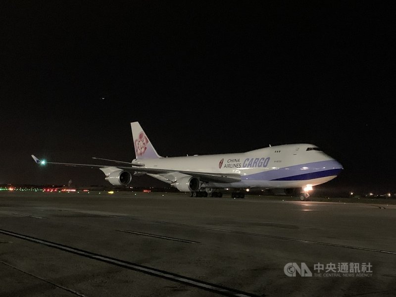 第8批自購的113.21萬劑莫德納疫苗9日凌晨由中華航空貨機CI-5245運抵桃園機場,將由指揮中心統籌運用,盡速提供民眾接種。中央社記者葉臻攝 110年10月9日