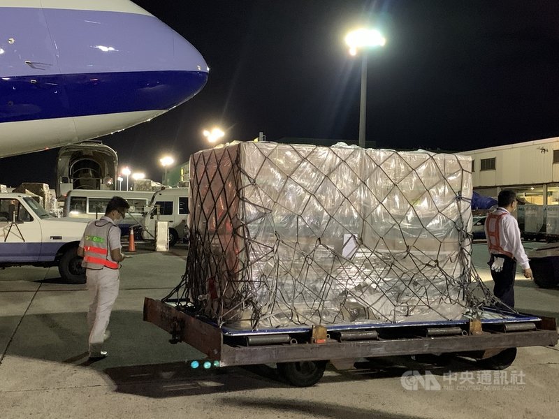 第8批自購的113.21萬劑莫德納疫苗9日凌晨運抵桃園機場,後續運送至指定冷儲物流中心進行檢驗封緘作業。中央社記者葉臻攝 110年10月9日