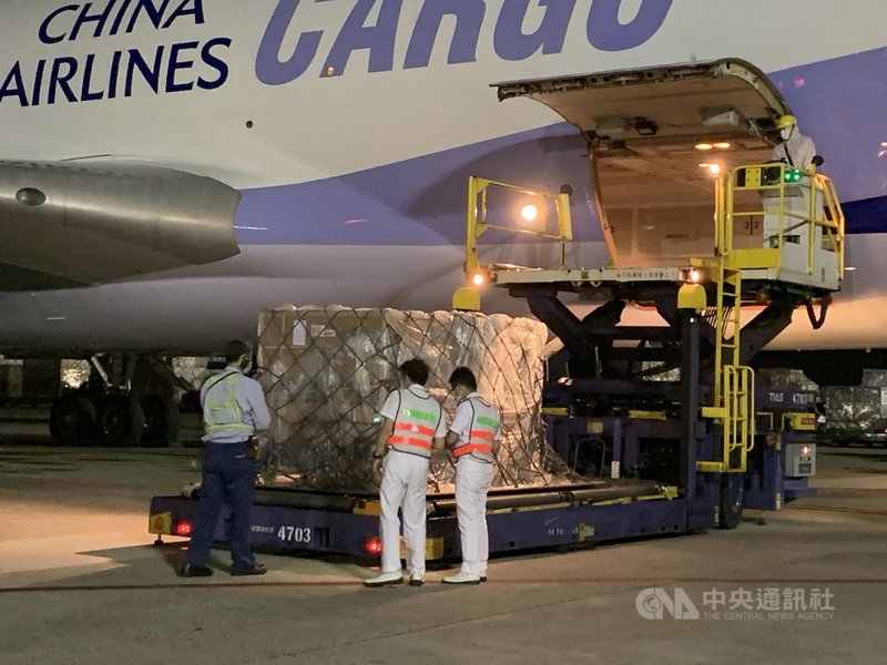 第8批自購的113.21萬劑莫德納疫苗9日凌晨運抵桃園機場,班機停放在507機坪後,由地勤人員進行卸貨。中央社記者葉臻攝 110年10月9日