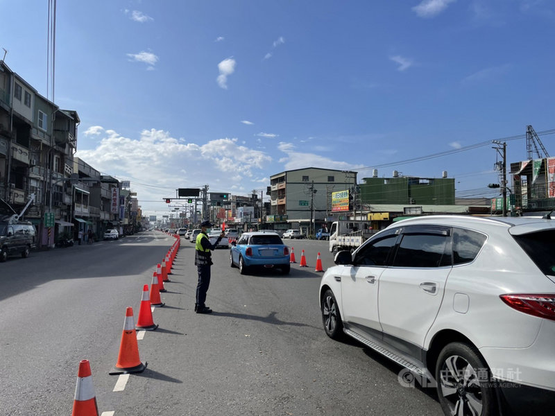 南下墾丁及往台東的台1線9日清晨就湧現車潮,枋寮警方上午實施調撥車道。(枋寮警分局提供)中央社記者郭芷瑄傳真 110年10月9日