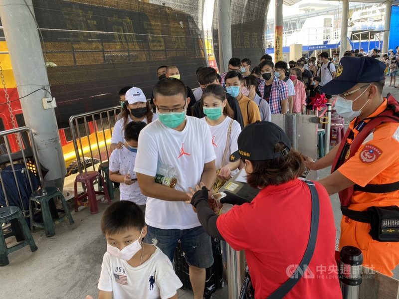 國慶連假首日,前往小琉球的搭船人潮9日一早就湧現,交通船業者估,9日有機會登島萬人,除了疫情趨緩外,五倍券發生效益助攻,也是很大的因素。(泰富航運提供)中央社記者郭芷瑄傳真 110年10月9日