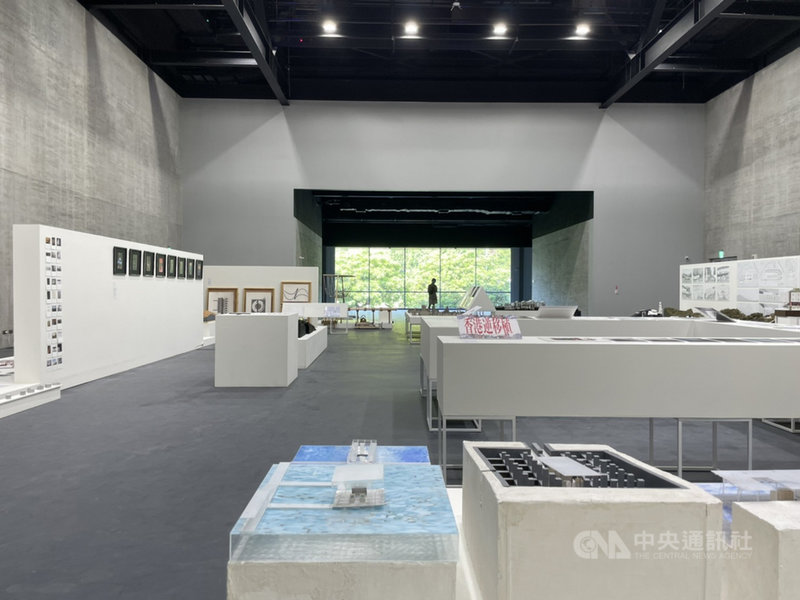 由中華民國都市設計學會、台北藝術大學和實踐大學主辦的「2021大評圖」活動,邀請來自日本、香港、新加坡與台灣的建築系學生透過評圖相互激盪,進行交流及討論。圖為「2021大評圖-大學建築系畢業設計國際展覽」。(大學建築系畢業設計國際展覽提供)中央社記者邱祖胤傳真 110年10月9日