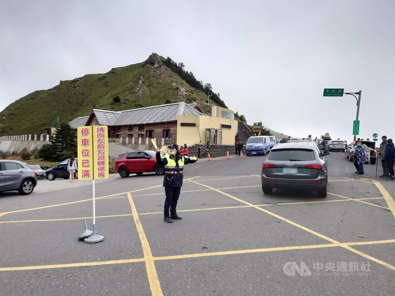 國慶連假首日,9日蘇花路廊花蓮段南下車多順暢,台8線中橫公路合歡山景區上午湧入上山車潮,警方預估車多狀況中午後可排解。(新城警分局提供)中央社記者張祈傳真 110年10月9日