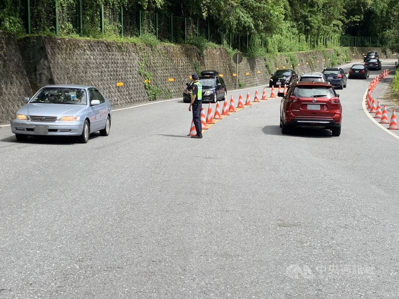 國慶連假首日,蘇花路廊9日清晨起湧現南下車潮,花蓮路段車多順暢,警方在重要路口實施交通管制。(新城警分局提供)中央社記者張祈傳真 110年10月9日