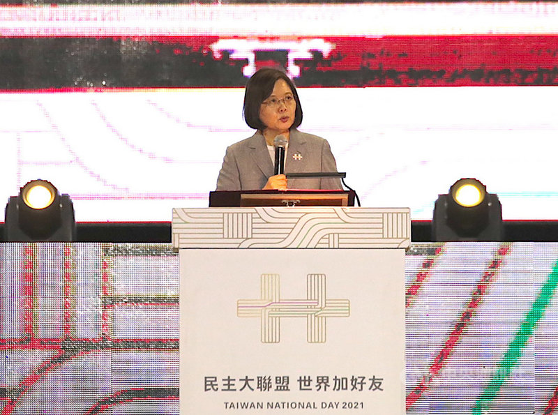 總統蔡英文9日晚間到新竹市出席110年國慶晚會時表示,這次國慶主題呈現民主夥伴相互扶持精神,形成善循環,也深化彼此情誼,一年多來因為有大家的團結,成功守住疫情;政府會持續努力堅守民主自由前線,透過共同價值跟國際夥伴加強合作,為世界做出更多貢獻。中央社記者魯鋼駿攝 110年10月9日