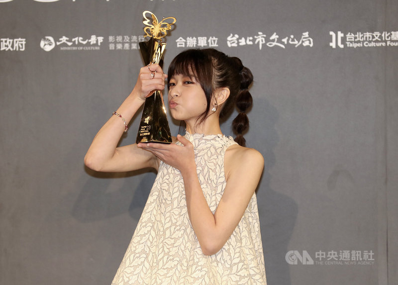 2021第23屆台北電影獎頒獎典禮9日晚間在台北舉行,演員陳姸霏繼去年以「無聲」拿下金馬57最佳新演員獎後,這次再憑同片榮獲北影最佳新演員肯定。中央社記者張皓安攝 110年10月9日