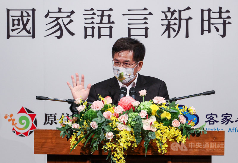 2021國家語言發展會議9日在師大舉行,教育部長潘文忠表示,他經歷過不可以不說國語的時代,希望大家可以復振自己的母語,正所謂「母語斷,文化沒」,語言非常重要。中央社記者鄭清元攝 110年10月9日