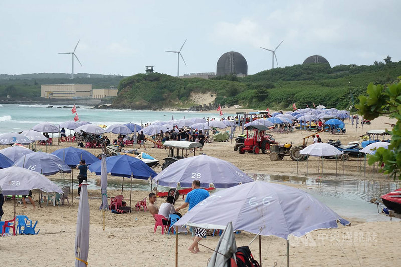 國慶連假首日,屏東恆春墾丁海邊9日豔陽高照,一早海灘已有不少衝浪、戲水遊客,下午各沙灘、海邊滿是戲水人潮。中央社記者郭芷瑄攝 110年10月9日