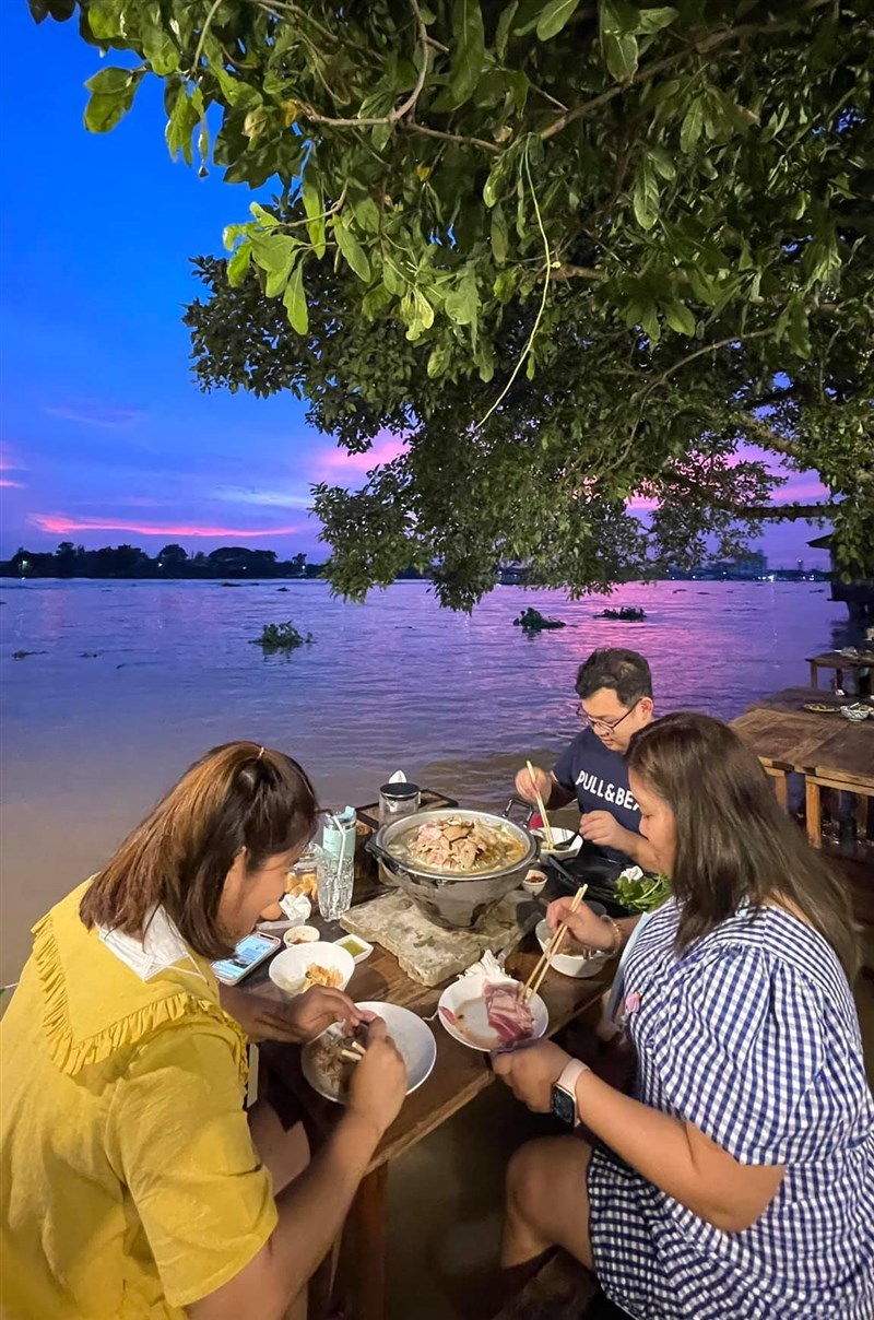 儘管雙腳浸泡在水中,顧客仍大快朵頤。(圖取自facebook.com/ChaoprayaAntiqueCafe)
