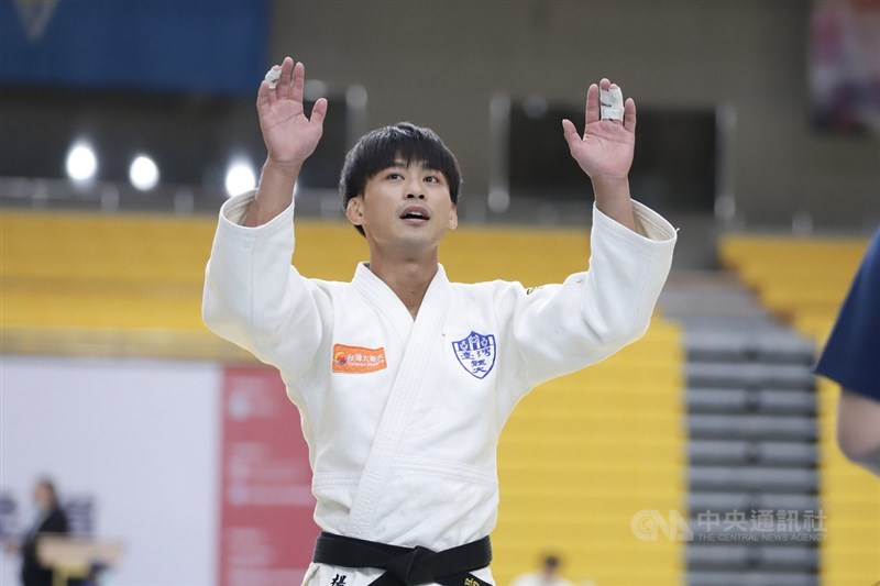 110年全國大專校院運動會是奧運柔道銀牌好手楊勇緯自奧運結束後的首場比賽,他承認,摘銀後飽受關注讓他賽前有點緊張,不過一上了場,這些壓力就拋在腦後,眼中只有對手,最終也成功達成全大運6連霸。中央社實習記者蕭宇軒攝 110年10月9日