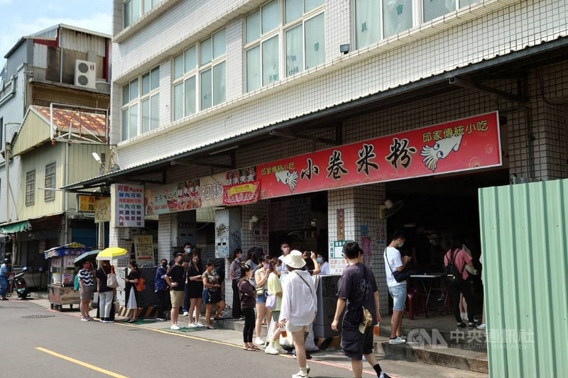 台南市國華街商圈每到假日總會吸引不少遊客,國慶連假首日,9日上午部分高人氣店家已有顧客排隊。中央社記者楊思瑞攝 110年10月9日