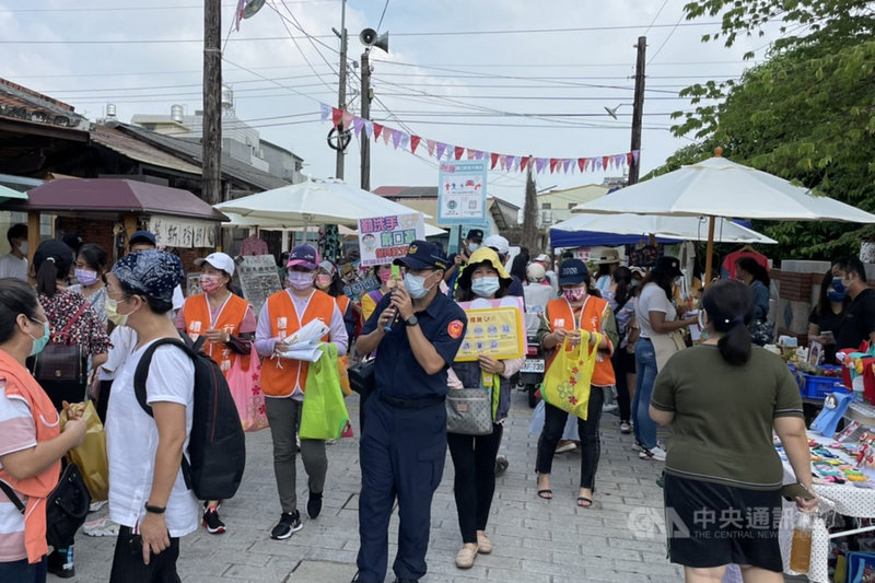 台南市後壁區菁寮老街因電視劇俗女養成記成為熱門景點,國慶連假首日,警方與志工9日前往疏導交通及宣導防疫措施。(白河警分局提供)中央社記者楊思瑞台南傳真 110年10月9日