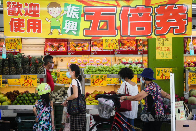 振興五倍券上路,9日有商家特別掛出布條攬客,歡迎民眾使用振興五倍券消費。中央社記者王騰毅攝 110年10月9日