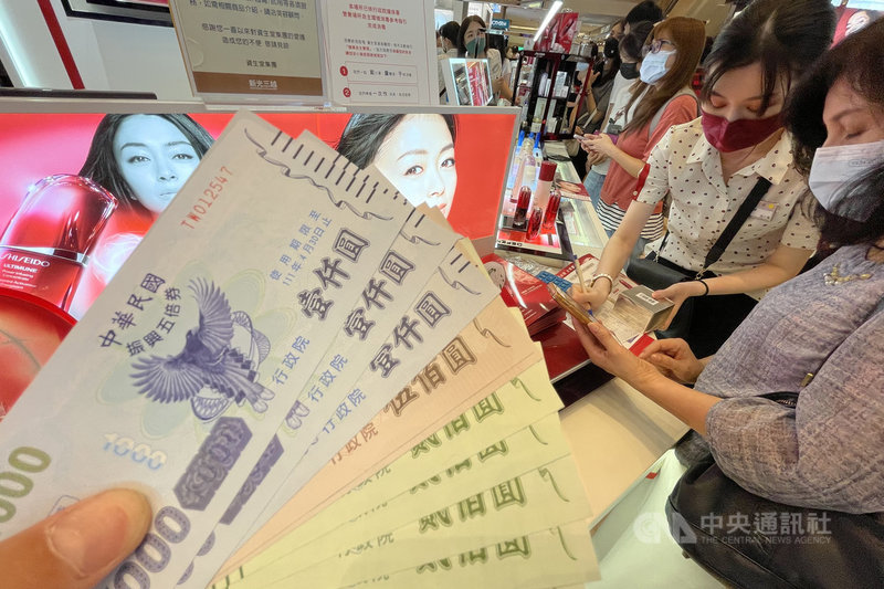 百貨業者搶攻振興五倍券商機,紛紛祭出相關優惠,盼刺激消費者買氣,北市一家百貨業者特將週年慶搭配五倍券推出多項消費好康,吸引不少民眾9日前往逛街。中央社記者吳家昇攝 110年10月9日