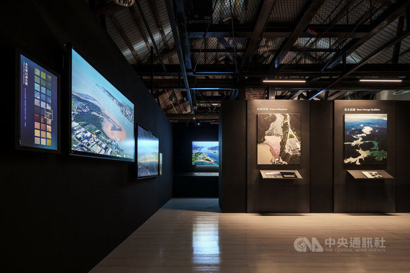 新北市淡水齊柏林空間9日起推出特展「映河」,透過已故紀錄片導演齊柏林的鏡頭,從1萬英呎高空俯瞰、看見河流穿越山嶺,切割出險峻峽谷,一路滋養產業生態,或蜿蜒入海的瑰麗容顏。(李易暹攝,看見.齊柏林基金會提供)中央社記者黃旭昇新北市傳真 110年10月9日