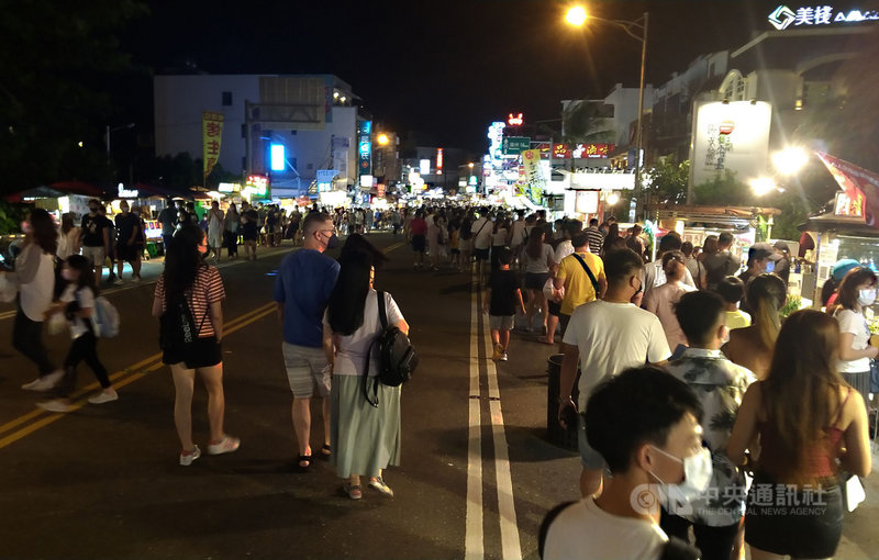 國慶3天連假首日,許多民眾紛紛出遊度假,屏東恆春知名的墾丁大街晚間也是人潮滿滿。(恆春警分局提供)中央社記者郭芷瑄傳真 110年10月9日
