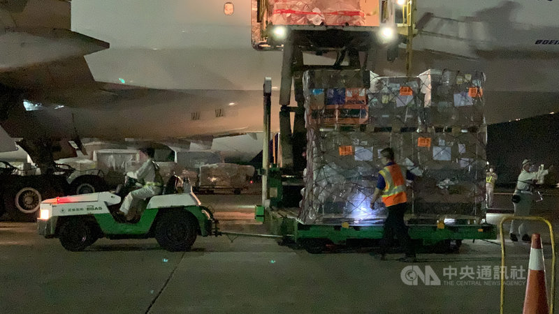 立陶宛政府捐贈台灣的第2批AZ疫苗9日晚間運抵桃園機場，地勤人員於機邊驗放後，後續將送至冷儲物流中心進行檢驗封緘作業，盼盡早提供民眾施打。中央社記者葉臻攝 110年10月9日