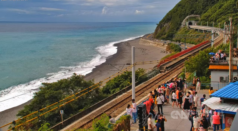 國慶連假首日，台東景點出現人潮，9日上午南迴公路的多良火車站遊客明顯增多。（取自台東縣政府即時影像）中央社記者盧太城台東傳真 110年10月9日