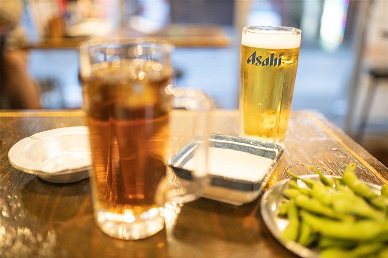 日本研究調查得知,在聚餐或飲酒時拿下口罩的人,感染COVID-19風險是不參加聚餐者近4倍。(圖取自Pakutaso圖庫)