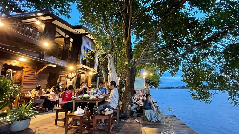 圖為淹水前餐廳營業的狀況。(圖取自facebook.com/ChaoprayaAntiqueCafe)