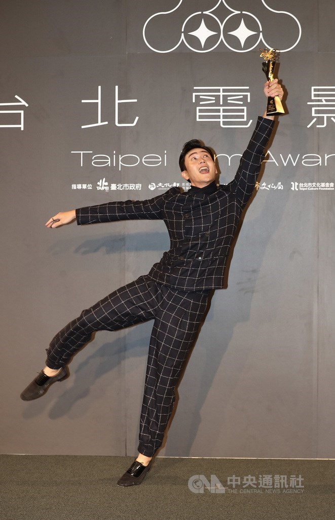 2021第23屆台北電影獎頒獎典禮9日晚間登場,藝人劉冠廷以電影「詭扯」拿下最佳男配角,頒獎後作勢抓住彷彿要飛走的獎座,開心留影。中央社記者張皓安攝 110年10月9日