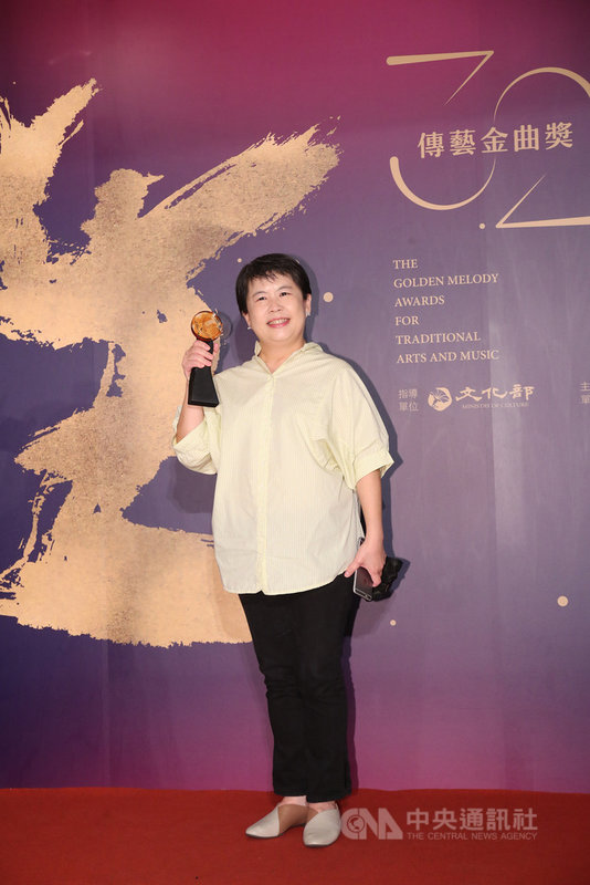 第32屆傳藝金曲獎頒獎典禮9日晚間在台北登場,台北室內合唱團以「䪩─無設限的詩歌紀行」獲得最佳演唱獎,由團長方素貞代表領獎。中央社記者吳家昇攝 110年10月9日