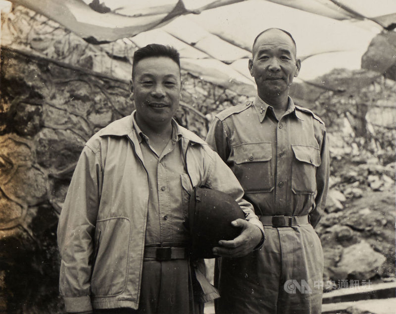 「蔣總統胡璉將軍八二三手札」新書呈現當年歷史,時任總統蔣中正與金門防衛司令部司令胡璉(右)來往書信中,包含時任行政院政務委員的已故前總統蔣經國(左)親自送達的密函。(胡璉故居紀念館提供)中央社記者黃旭昇新北傳真 110年10月9日
