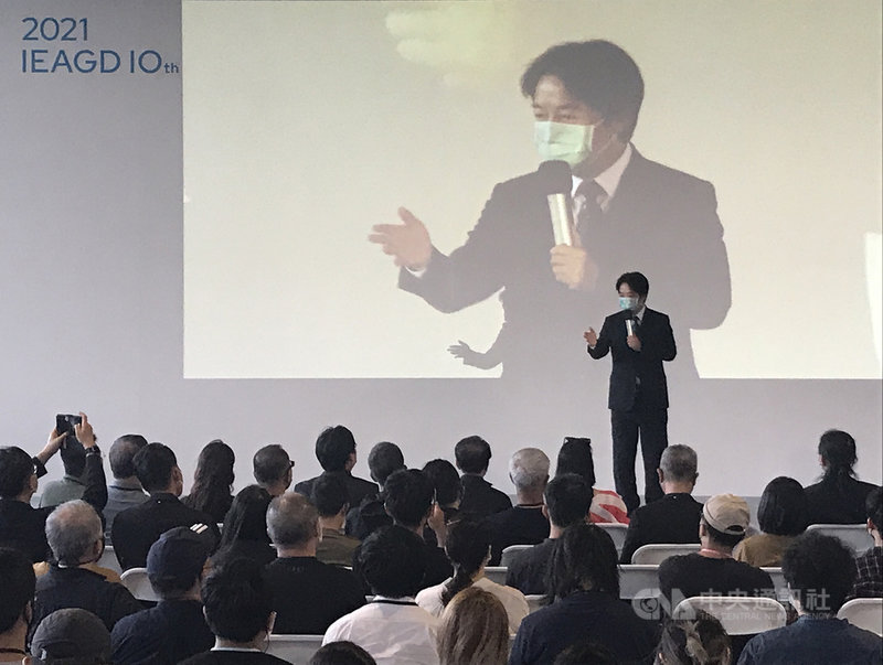 「2021大評圖」活動10日傍晚正式登場,副總統賴清德(後立者)出席致詞表示,相信台灣在建築、設計的成果也不會輸給其他國家,盼藉學生們的優異作品,讓世界看見台灣軟實力。 中央社記者邱祖胤攝 110年10月10日