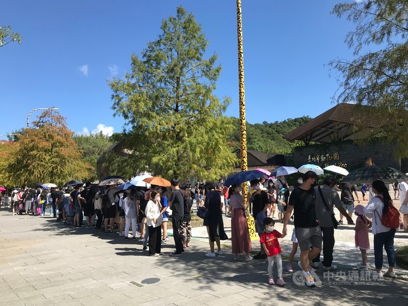 國慶連假第2天,台北市立動物園表示,10日上午9時開園前門口就有排隊民眾,除先前已上網預約的民眾可憑當日預約證明購票入場外,現場排隊民眾須等園內遊客離園才能再進入。中央社記者陳昱婷攝 110年10月10日