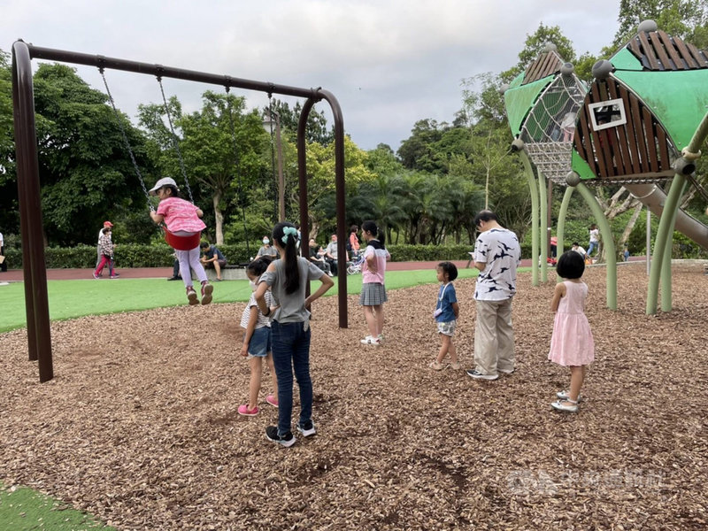 為解決盪鞦韆時常一位難求的問題,台北市工務局選定大安森林公園等6座遊戲場試辦「友善限時分享方案」。(台北市工務局提供)中央社記者陳昱婷傳真 110年10月10日
