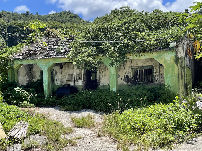 台東縣長饒慶鈴表示,綠島地區因其獨特的地理環境及人文歷史,發展出特殊咾咕石屋及聚落風貌,透過修建、活化咾咕石屋不僅能活絡在地文化發展,也能讓遊客發現綠島另一個迷人之處。(台東縣政府提供)中央社記者李先鳳傳真 110年10月10日