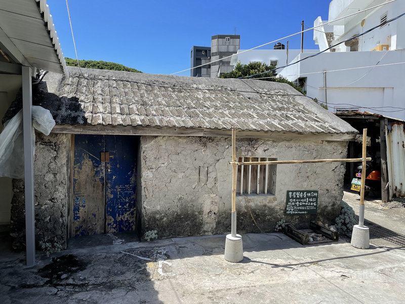 台東縣政府文化處指出,綠島地區傳統房舍多以珊瑚礁岩「咾咕石」砌成,綠島傳統石屋格局方正、牆壁厚、較低矮、門窗也小,縣府推動老建築保存再生計畫盼喚起民眾對老厝的重視。(台東縣政府提供)中央社記者李先鳳傳真 110年10月10日