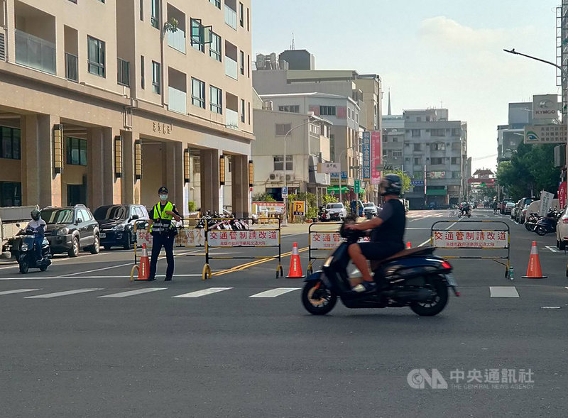 2021國慶焰火10日晚間將在高雄港區施放,管制區周邊道路配合實施交通管制,提醒民眾改道而行。中央社記者蔡孟妤攝 110年10月10日