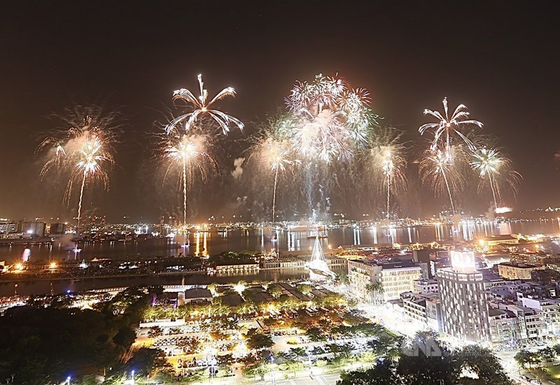 110年國慶焰火10日晚間在高雄港灣登場,這也是國慶焰火暌違21年後重返高雄施放,讓夜間的高雄港瞬間成為亮麗不夜城。中央社記者董俊志攝 110年10月10日