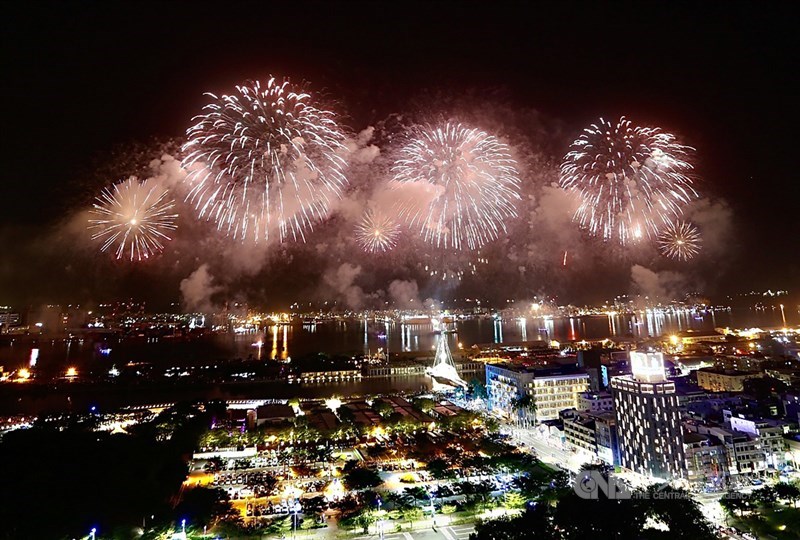 110年國慶焰火10日晚間在高雄港灣登場,絢麗焰火在黑色夜空中開出亮麗花朵,吸引民眾目光,也為中華民國國慶更添熱鬧氣息。中央社記者董俊志攝 110年10月10日