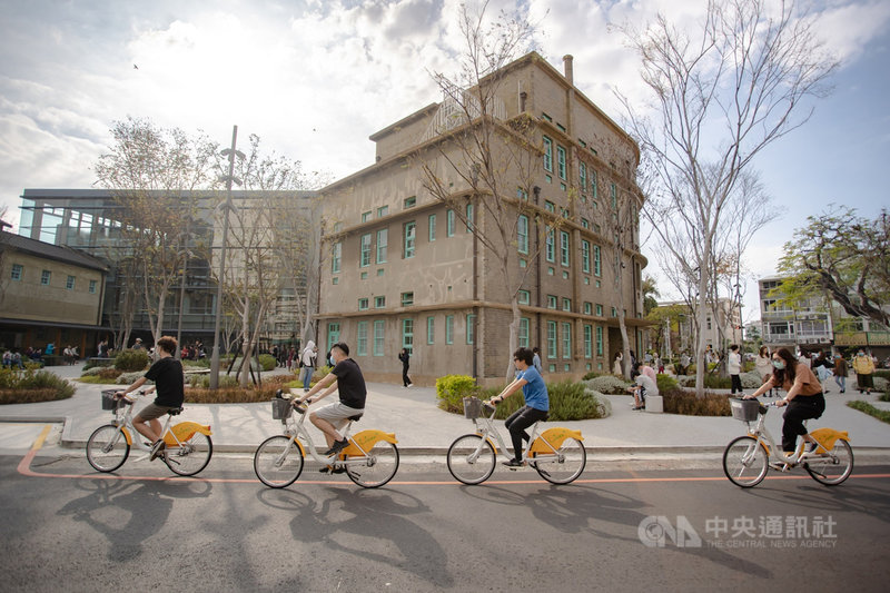 國慶連假嘉義市旅館、飯店訂房率接近7成,嘉義市立美術館(圖)等景點也都出現人潮。(嘉義市政府提供)中央社記者蔡智明傳真 110年10月10日