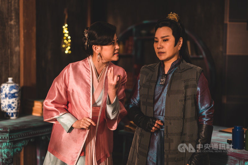 新型態歌仔戲「孟婆客棧」即將開播,演員唐美雲(右)與方馨(左)在「孟婆客棧」分別飾演客棧老闆和廚娘,常有鬥嘴橋段。(公視台語台提供)中央社記者葉冠吟傳真 110年10月10日