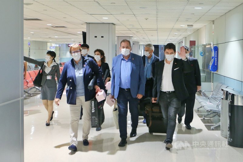 法國參議院台灣研究交流小組參訪團,10日晚間搭機離台,結束為期5天的訪台行程。中央社記者吳睿騏桃園機場攝 110年10月10日
