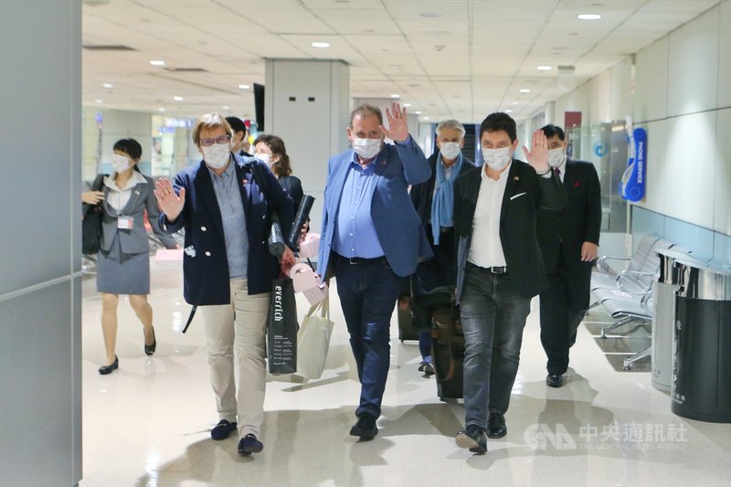 法國參議院台灣研究交流小組參訪團由參議院友台小組主席李察(後排右2)領軍,應政府邀請於6日至10日訪台。中央社記者吳睿騏桃園機場攝 110年10月10日